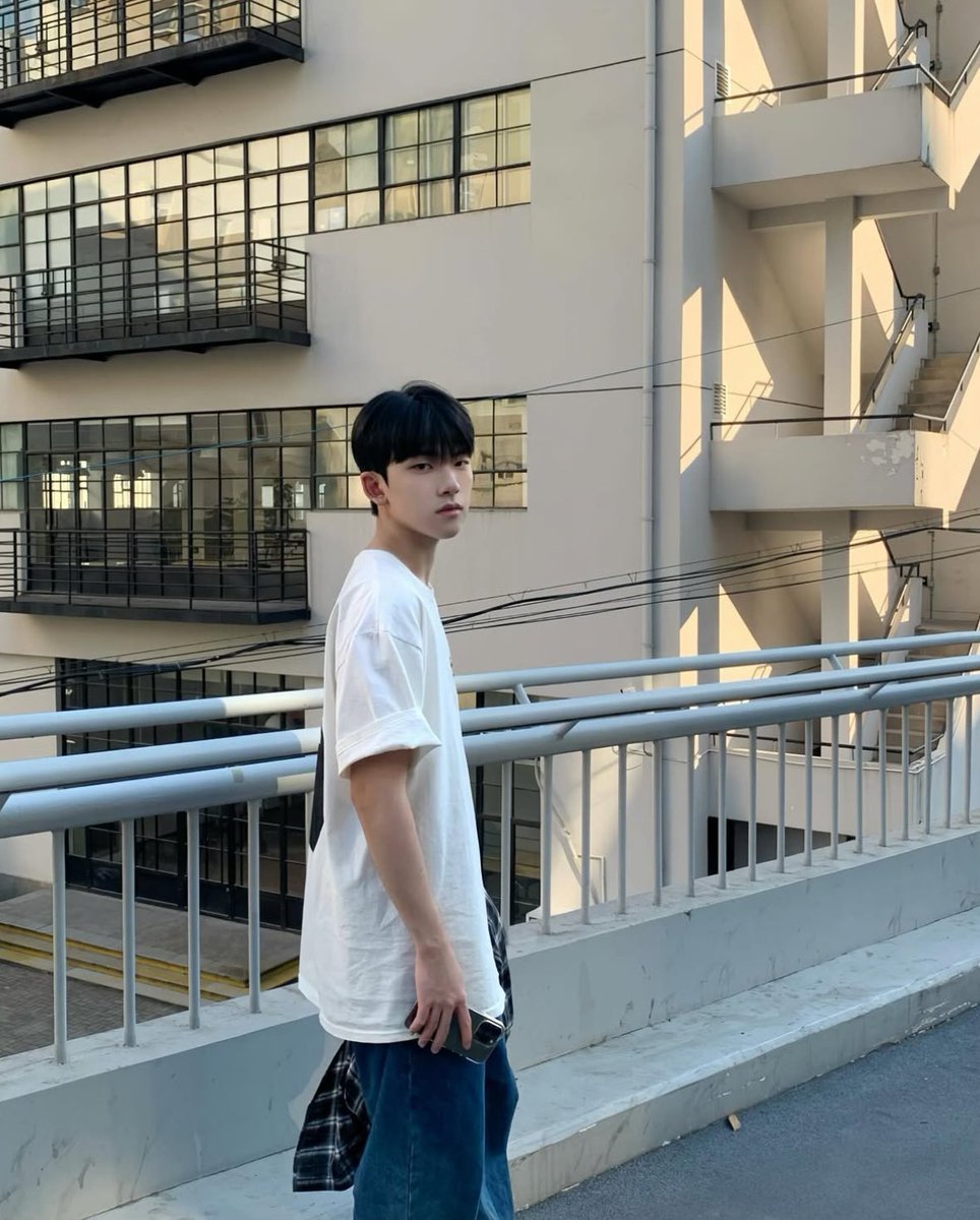 当我回头望向你 你还在原地.