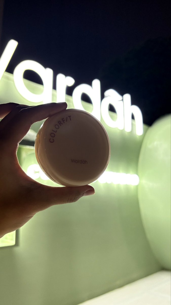 Factsabout48657's tweet photo. kapan lagi ni dateng aja gratis pulang-pulang bawa cushion glow dan cloud😍 niat cuman konsultasi soalnya make-up sekarang kebanyakan berujung nyesek tapi cobain deh yang satu ini😍😍#WardahColorfitStudio https://t.co/oDt5QUuj8y