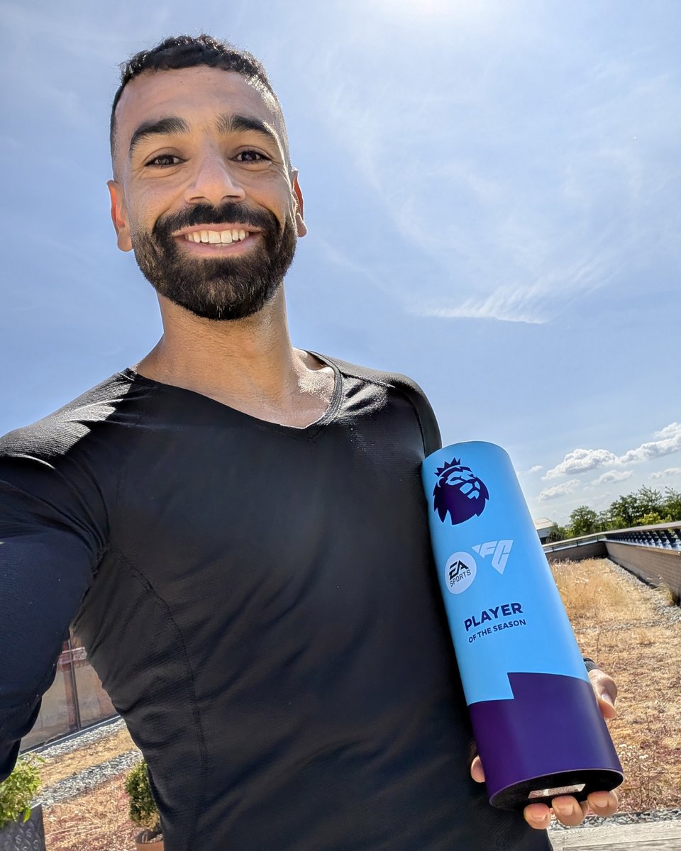 Selfie time with the <a href="/premierleague/">Premier League</a> Player of the Season 😁🤳