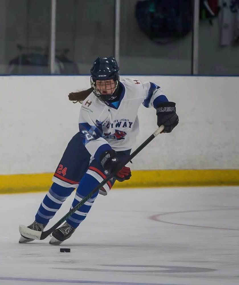 Good luck to Emily Duffy this weekend who is representing Whitley U16s at the WNIHL finals. Emily has been a key player for us this season and we’re sure you’ll star for the Beacons this weekend 🦈