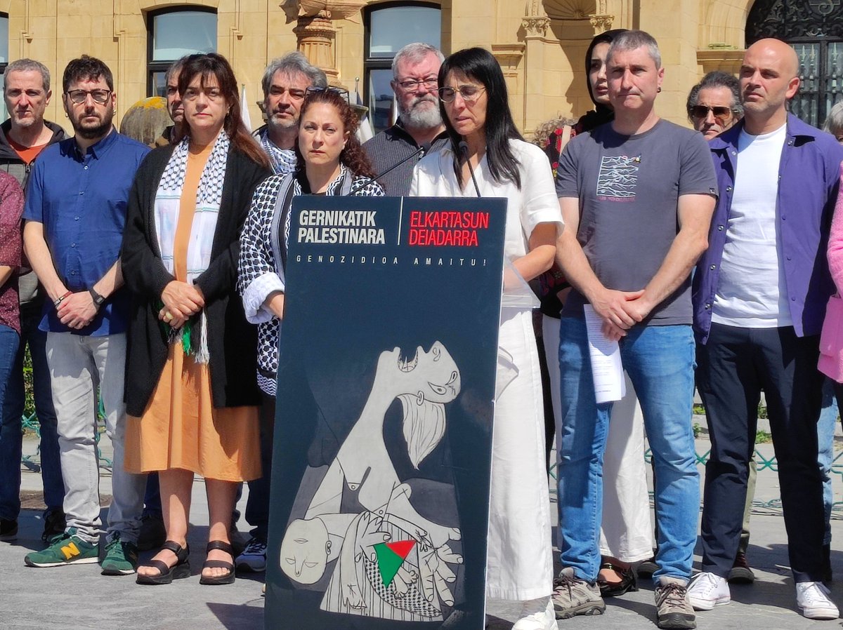 PodemosEuskadi_'s tweet photo. Ezin gara inpotentzian erori, ezin dugu sarraski hau normalizatu.

Ekiteko garaia da. Isiltasuna eta ezer ez egitea ez dira aukera bat.

Denok dugu zer egiterik genozidioa gelditzeko eta Palestinarentzat justizia eta bakea lortzeko.

Gaur, @GerPalesti2023-ko ekitaldian Donostian https://t.co/4pid3SYnZF