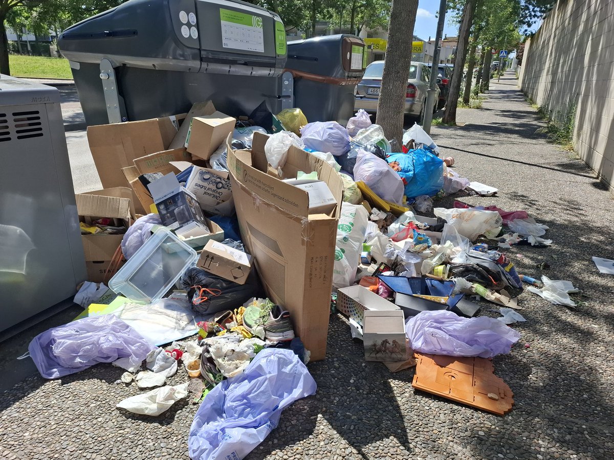 adria_compte's tweet photo. ⚠️⚠️ Que el nou model de recollida selectiva de #Girona és millorable està clar, però els contenidors estan BUITS...

1️⃣ Part de la gent no vol reciclar!
2️⃣ Gent que deu pensar que està ple.
3️⃣ Campanya de boicot i sabotatge al nou model.
4️⃣ Falta de respecte al veïnat! https://t.co/ae1D4MqByL