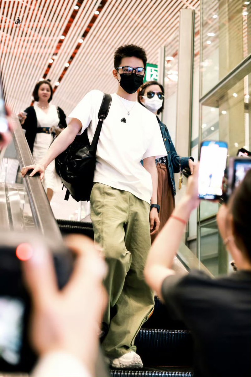 20250524｜ Beijing  ✈️ Hangzhou

ขอให้เดินทางปลอดภัยนะคะ

(Credit:  瘾·罗一舟)

#หลัวอีโจว
#LuoYizhou 
#罗一舟