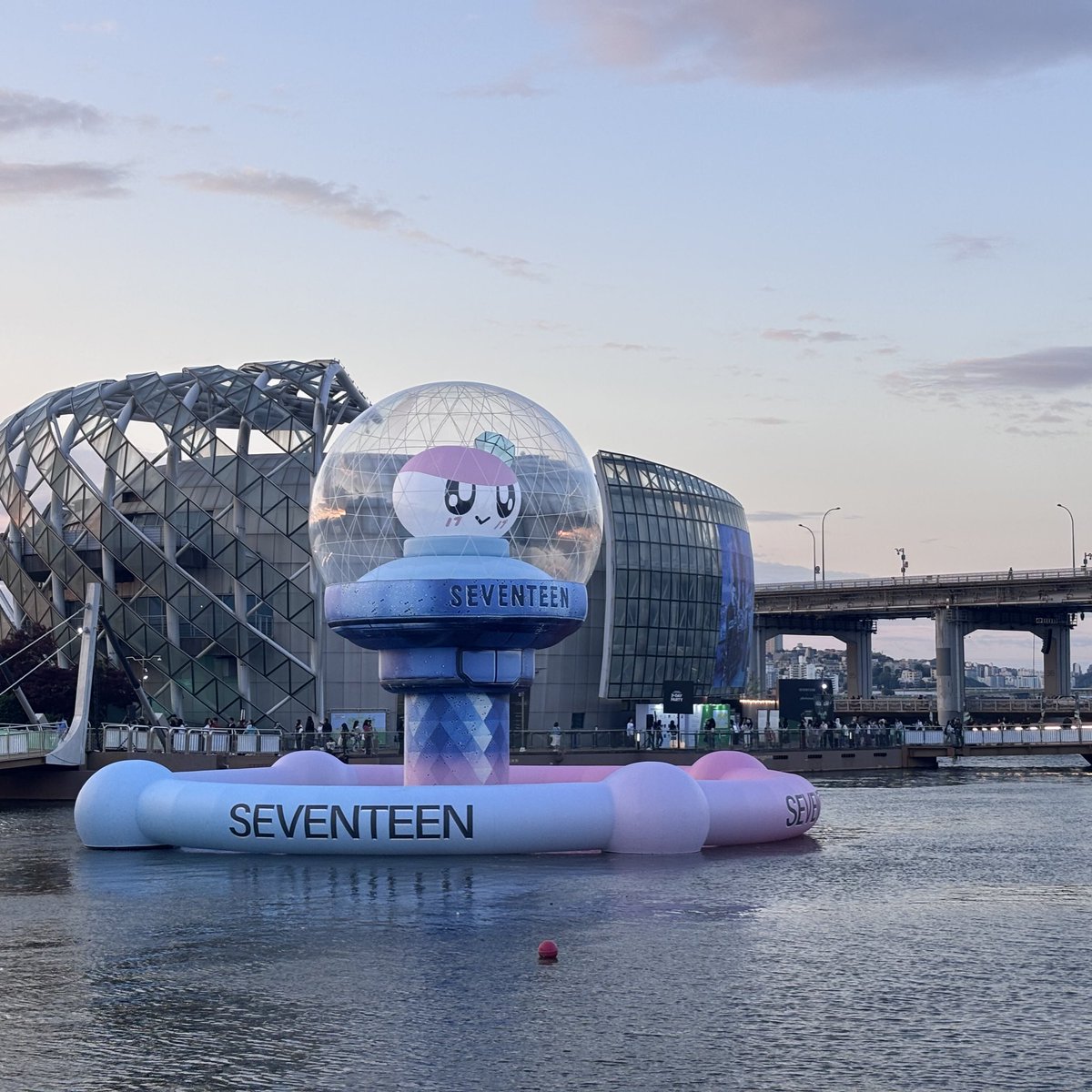 영원에 도전하겠다니..
이미 너희 음악이랑 함께한 내 모든 순간은 영원처럼 남았다 😭

#SEVENTEEN #세븐틴 
#HAPPY_BURSTDAY
#SVT_10TH_B_DAY