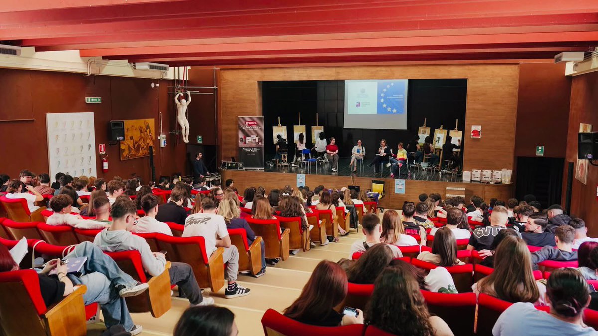La scorsa settimana nell'ambito della 𝐅𝐞𝐬𝐭𝐚 𝐝𝐞𝐥𝐥'𝐄𝐮𝐫𝐨𝐩𝐚 𝟐𝟎𝟐𝟓 celebrata dal Movimento Federalista Europeo - Sezione Corato, presso l’auditorium dell’I.I.S.S. Federico II Stupor Mundi si è svolta la terza edizione del progetto 𝐋’𝐄𝐮𝐫𝐨𝐩𝐚 𝐢𝐧 𝐮𝐧