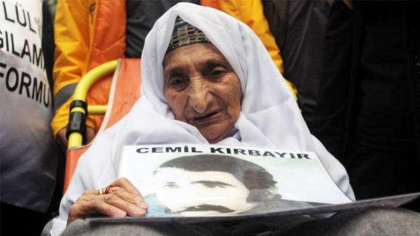 Ayak izlerim bugün kederim. Beni güldüremiyor Yüreğimi ısıtamıyor. Kucaklayamıyor. Bana koşamıyorum. Koşup bulamıyorum.

#DayîkênŞemîyê
#CumartesiAnneleri1052Hafta