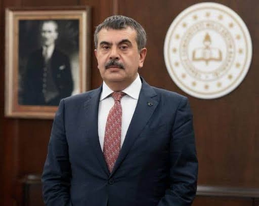 İnşaatta çalıştırılan 12 yaşındaki bir çocuk işçi, ikinci kattan düşerek ağır yaralandı. 
Sermaye çocuk işçileri katlederken, sermayenin "eğitim" valisi ise 12 yıllık zorunlu eğitim yüzünden iş gücü kaybedildiğini söylüyor.
Bu çürümüş düzeni yıkacağız, özgür eğitimi sağlayacağız!