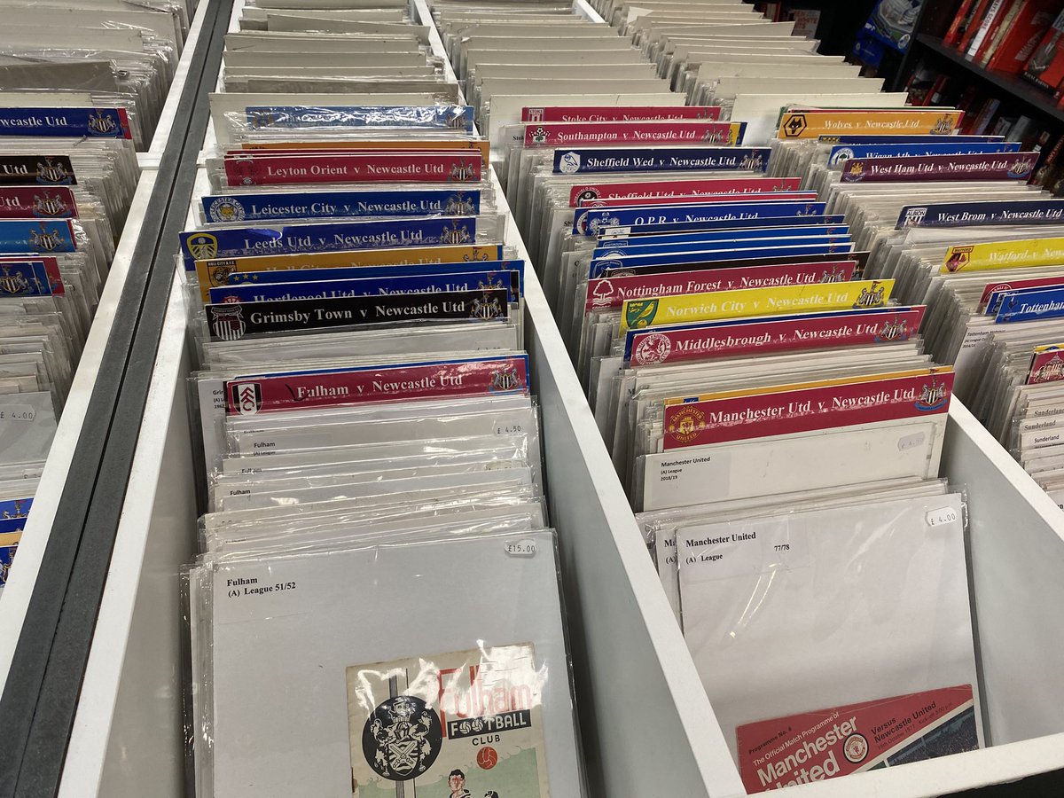 Midt i foruroligende tider finder jeg stor ro i nu at kende til denne lille butik i Newcastle, der nærmest udelukkende sælger gamle kampprogrammer. Man bladrer i sortimentet, som var det vinyler. Her kan man tale om samfundskritisk infrastruktur. #boldogbøger