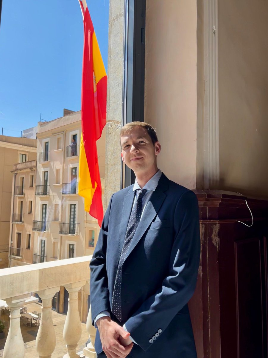 grifake's tweet photo. Entro a l'equip de govern @rvinualestgn https://t.co/dt4COauzbA