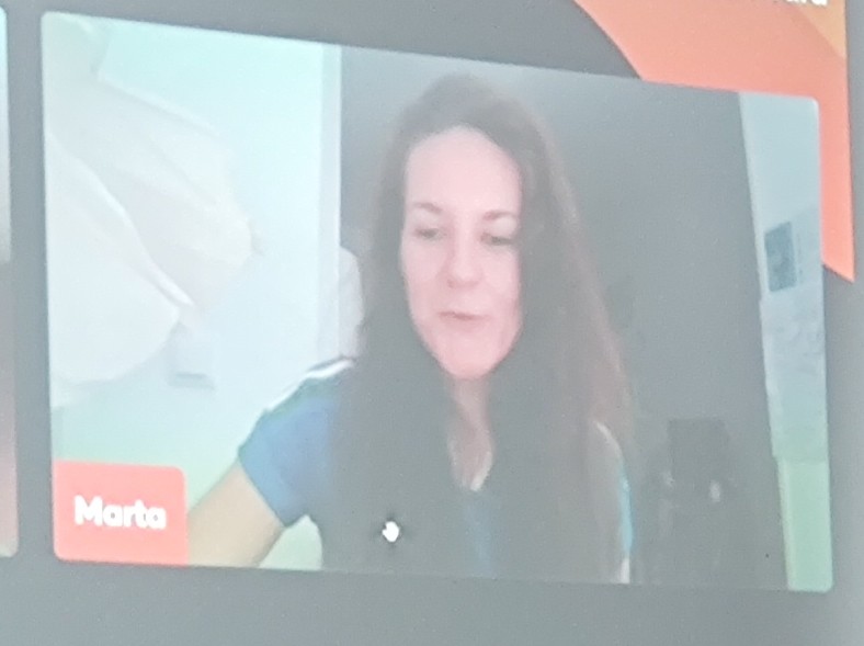 L_ssar's tweet photo. Marta Rincón (URJC) @falladamente  (en telepresencia) nos cuenta "Modelos análogos sencillos: Una ventana a los procesos volcánicos complejos para estudiantes de Secundaria" https://t.co/QzAeAsNxRr