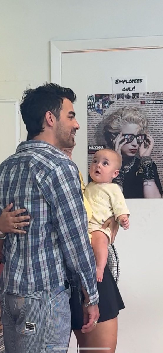 New core memory. Love you so much <a href="/joejonas/">J O E  J O N A S</a>. Also find yourself someone who looks at you the way Oliver looks at Joe 😂