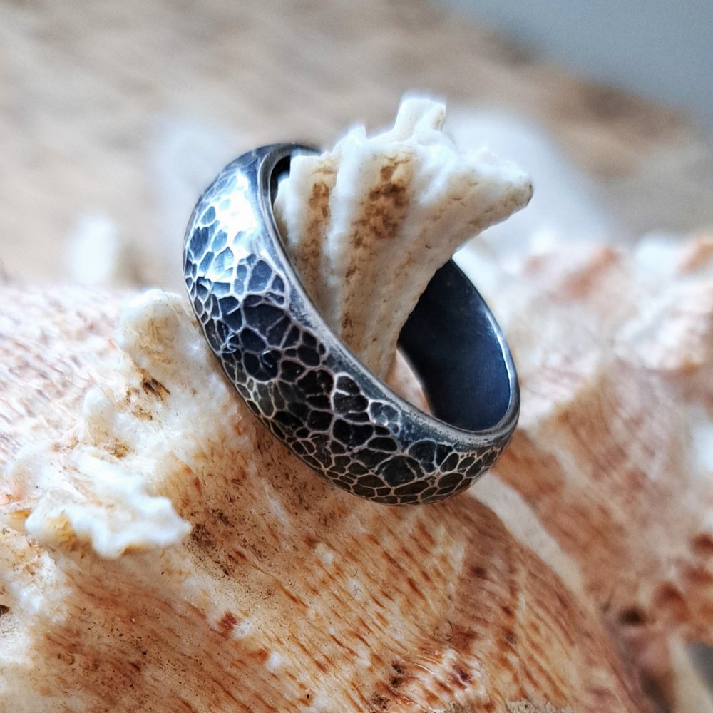 If you like your silver dark,  chunky and hammered, then this one's for you! #UKGiftHour #UKGiftAM

ilovedollyjewellery.co.uk/rings/solid-si…

#Hammertime #handmadejewelry #silversmithing #handmadering #Silver