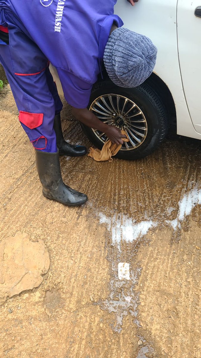 "This car wash guy had not washed my car rims and thought I wouldn't notice. 

He thought I come from UDA and I support Kenya Kwanza. (_See no evil, hear no evil._)"
😂😂😂