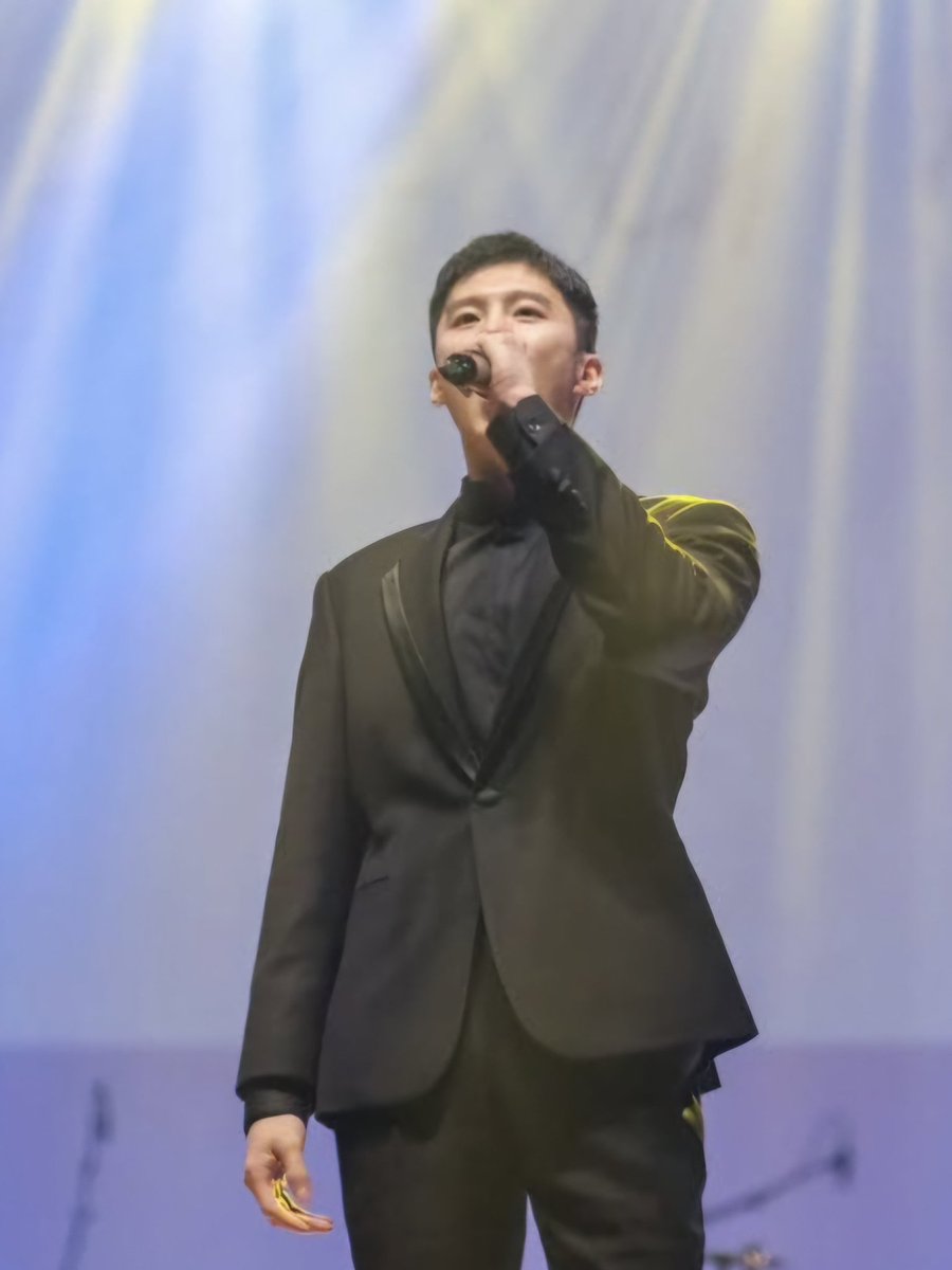 shininglynx's tweet photo. Bub is so handsome wearing suits on stage. I wanna hear him sing again, too 🥹❤️
#KIMWOOSEOK #김우석 https://t.co/BhBgwh3dNI