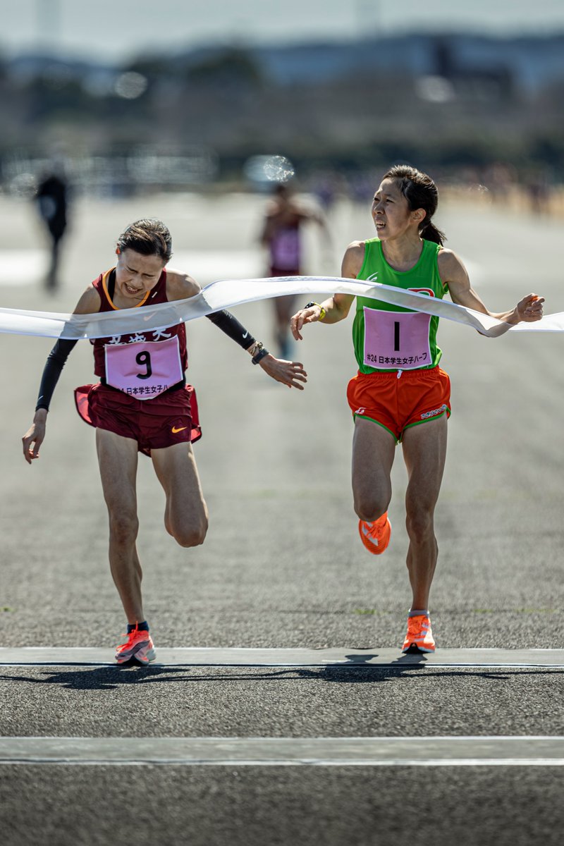 EKIDEN_News's tweet photo. おつかれさま。とにかくおつかれさまに尽きる。

2020年の学生ハーフは男女共催で自衛隊立川駐屯地周回コースで行われた。あとから始まる女子の部はどんどん気温があがっていく上に、風も強く、駐屯地の路面は滑走路だから、そもそも一般道路よりも硬い。コロナで練習が思い通りにはいかなかった状況もあって、過酷なコンディションに阻まれ、次々と女子選手たちが撃沈していった。そんなデスマッチのようなレースのなか、ラスト１周の鐘がなる。ゼッケン１番の大東文化大の選手と９番の名城大学の選手に先頭は絞られた。だだっ広い滑走路に２人の選手が競り合いながらフィニッシュにやってきた。ほぼ同着に見えたが、最後の最後で胸を突き出した９番の名城が勝った。

つづきは↓

おつかれさま｜EKIDEN NEWS @EKIDEN_News https://t.co/kKm7jANHwy