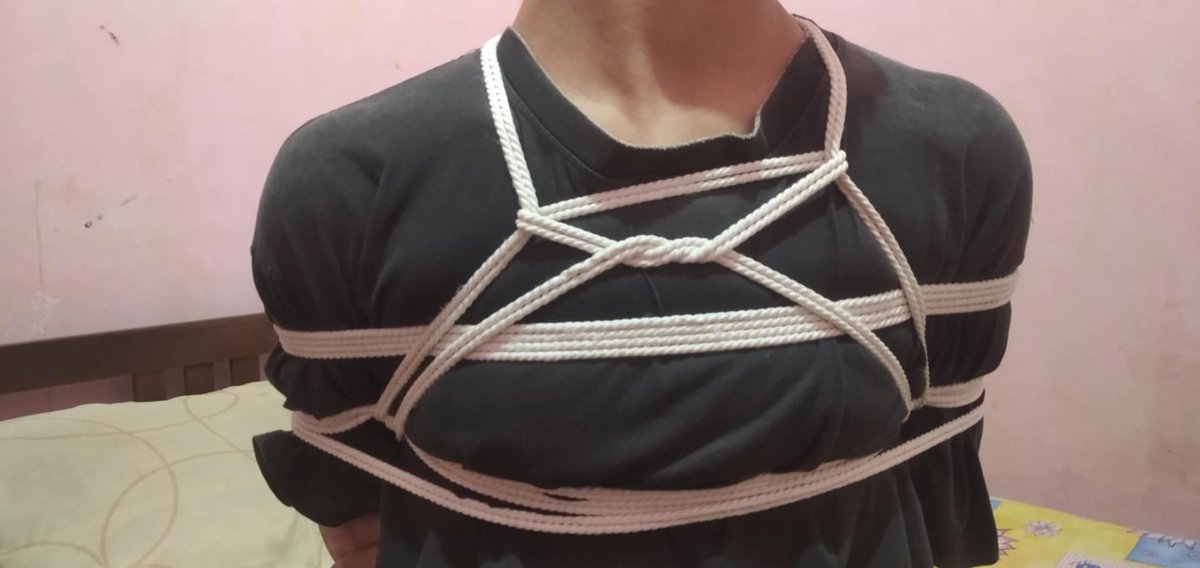 Mencoba shibari baru bareng partner, lumayanlah meski tiap selesai ngiket ga disentuh sama sekali padahal pingin dimainin 😞

Btw pic 3 pegel banget padahal belum selesai ngiketnya woy 😭
#bdsm #shibari #bdsmpwt