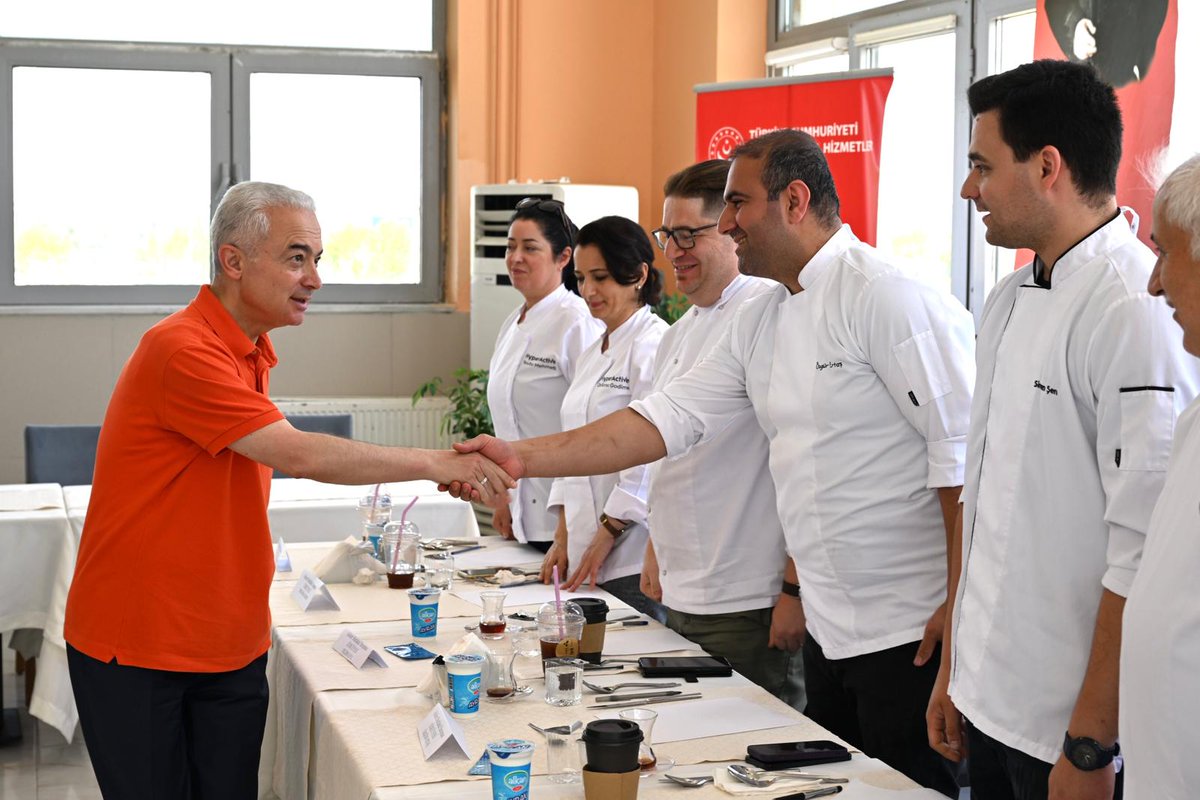 valikirklareli's tweet photo. Valimiz Sayın Uğur Turan, Türk Mutfağı Haftası etkinlikleri kapsamında Kırklareli Üniversitesi ev sahipliğinde gerçekleşen Aileler Mutfakta - Kırklareli Yemekleri Yarışmasını izleyerek, yarışmacı ailelerimizi ve jüri üyesi Türk ve Balkan Şeflerimizi tebrik etti. https://t.co/pHUdNpCeQl