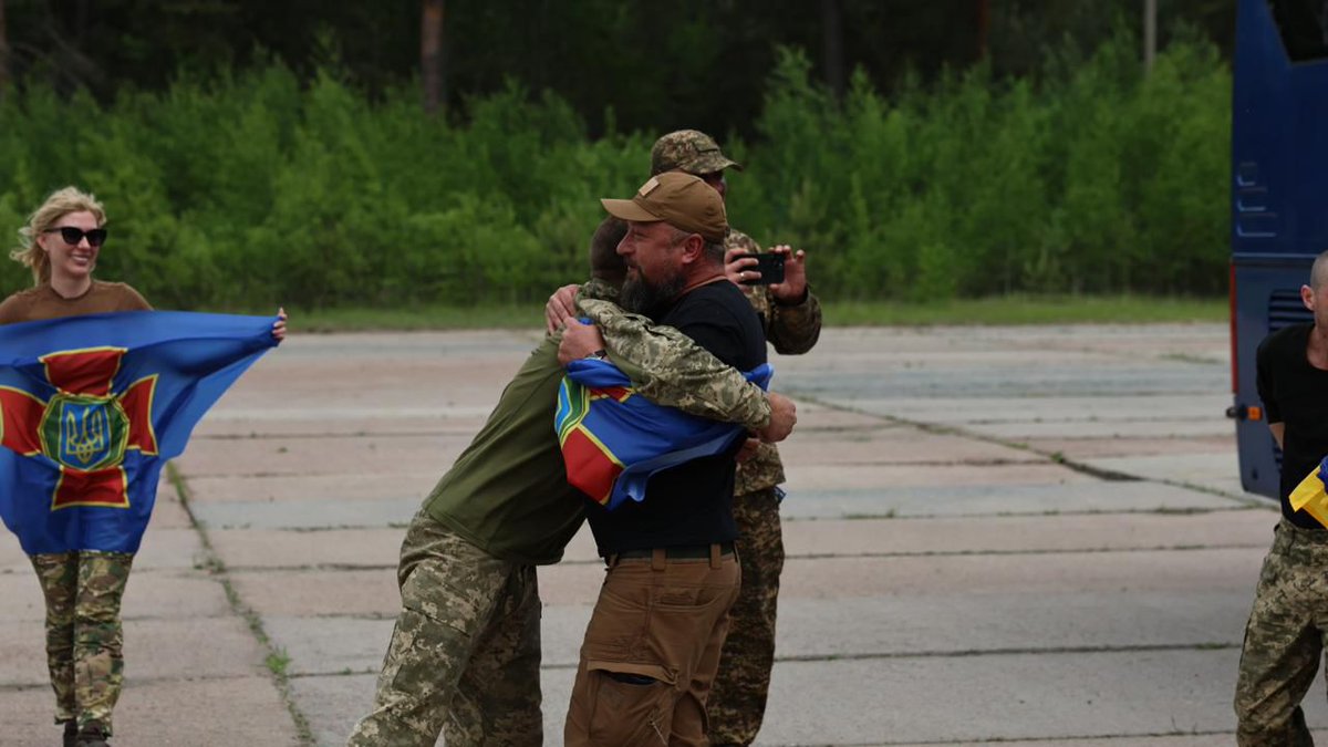 ZelenskyyUa's tweet image. Another 307 Ukrainian defenders are home. Today is the second day of the 1,000-for-1,000 exchange that we managed to negotiate in Türkiye. In just these two days, 697 people have been brought home. We expect the process to continue tomorrow.

Among those who returned today are…
