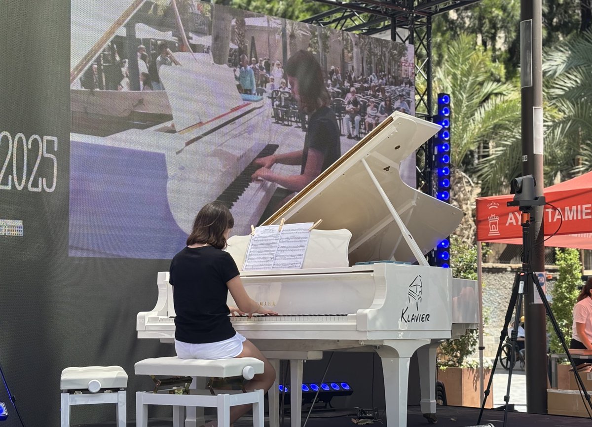 Hoy Murcia se llena de música suave y delicada que acaricia el alma de la ciudad.

Pianos en la Calle transforma las ubicaciones más emblemáticas de Murcia en escenarios abiertos al talento donde la música fluye libre y cercana.

Una jornada que celebra el arte, el talento