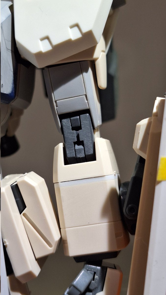 takezou2955's tweet image. オリジナル陸戦ガンダムを制作中。箱形の武器入れが無くても運用出来るように、どうしてもバズーカを持たせたい!スペース的にはこんな感じが良いので、ここに収まるラックの採寸とデザインを考え中。その間に少しずつディテール入れてます。