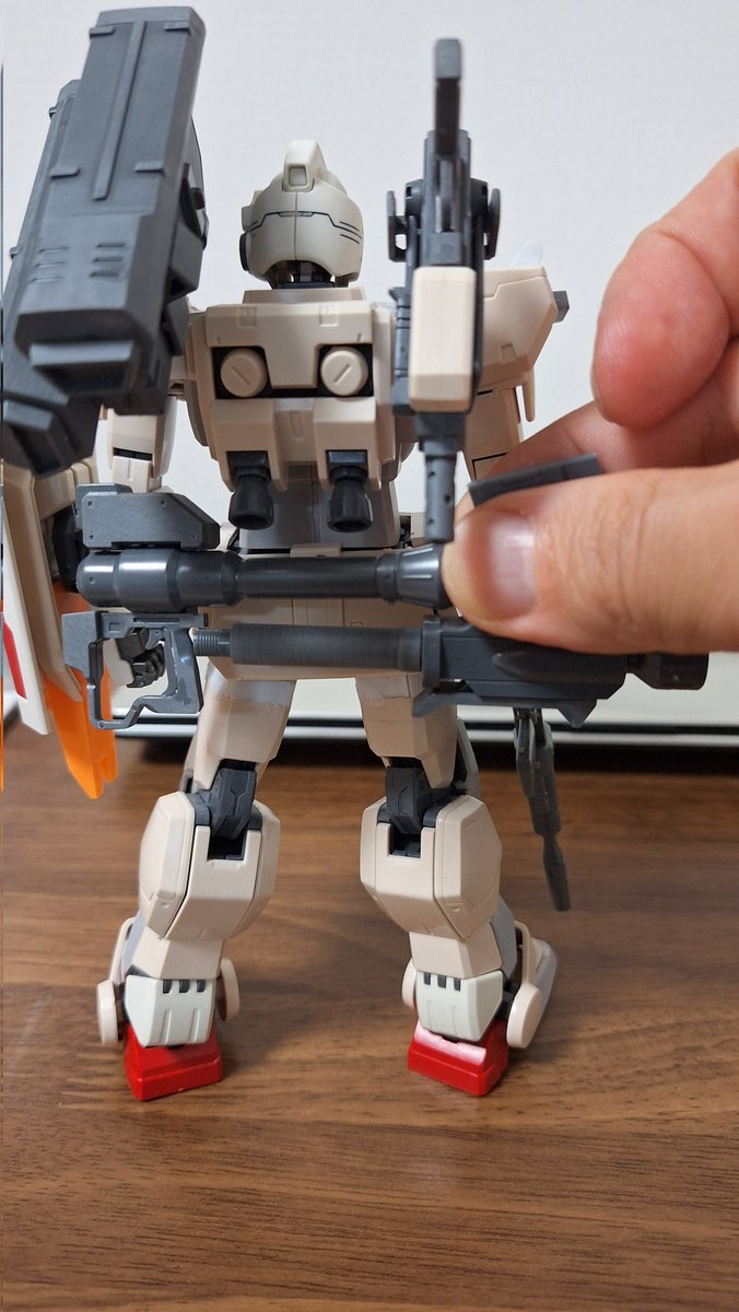 takezou2955's tweet image. オリジナル陸戦ガンダムを制作中。箱形の武器入れが無くても運用出来るように、どうしてもバズーカを持たせたい!スペース的にはこんな感じが良いので、ここに収まるラックの採寸とデザインを考え中。その間に少しずつディテール入れてます。