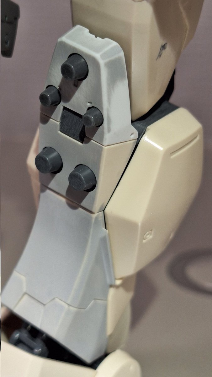 takezou2955's tweet image. オリジナル陸戦ガンダムを制作中。箱形の武器入れが無くても運用出来るように、どうしてもバズーカを持たせたい!スペース的にはこんな感じが良いので、ここに収まるラックの採寸とデザインを考え中。その間に少しずつディテール入れてます。