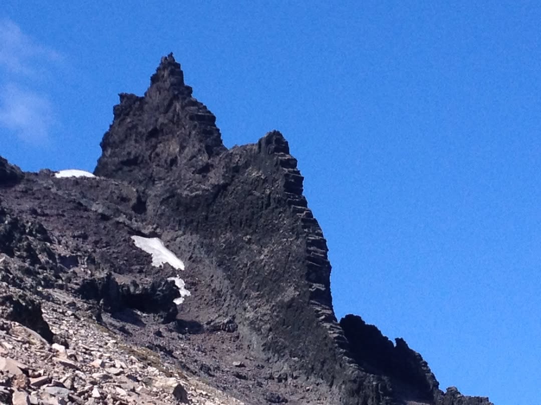 Sabías que "La Laja" del Chapelco Grande es parte de un dique volcánico remanente de su historia geológica? Pero también tiene su lado mitológico, ya que en la cultura ancestral mapuche se podría denominar como un "huitranche", alma cuidadora de los caminantes y guardianes.
