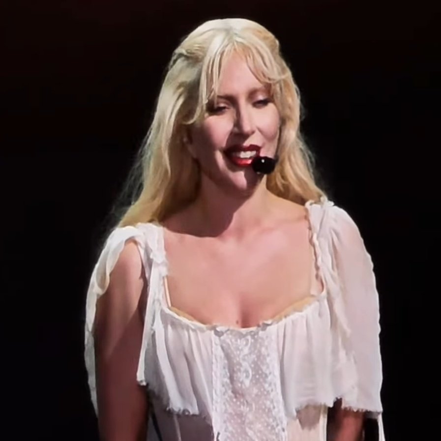 “Es muy importante que seas tú mismo, pero también es muy importante esforzarse por serlo. Está bien valorar quién eres y luchar por lo que crees”

— Lady Gaga en su cuarto y último show en Singapur. 🫶🏻🇸🇬