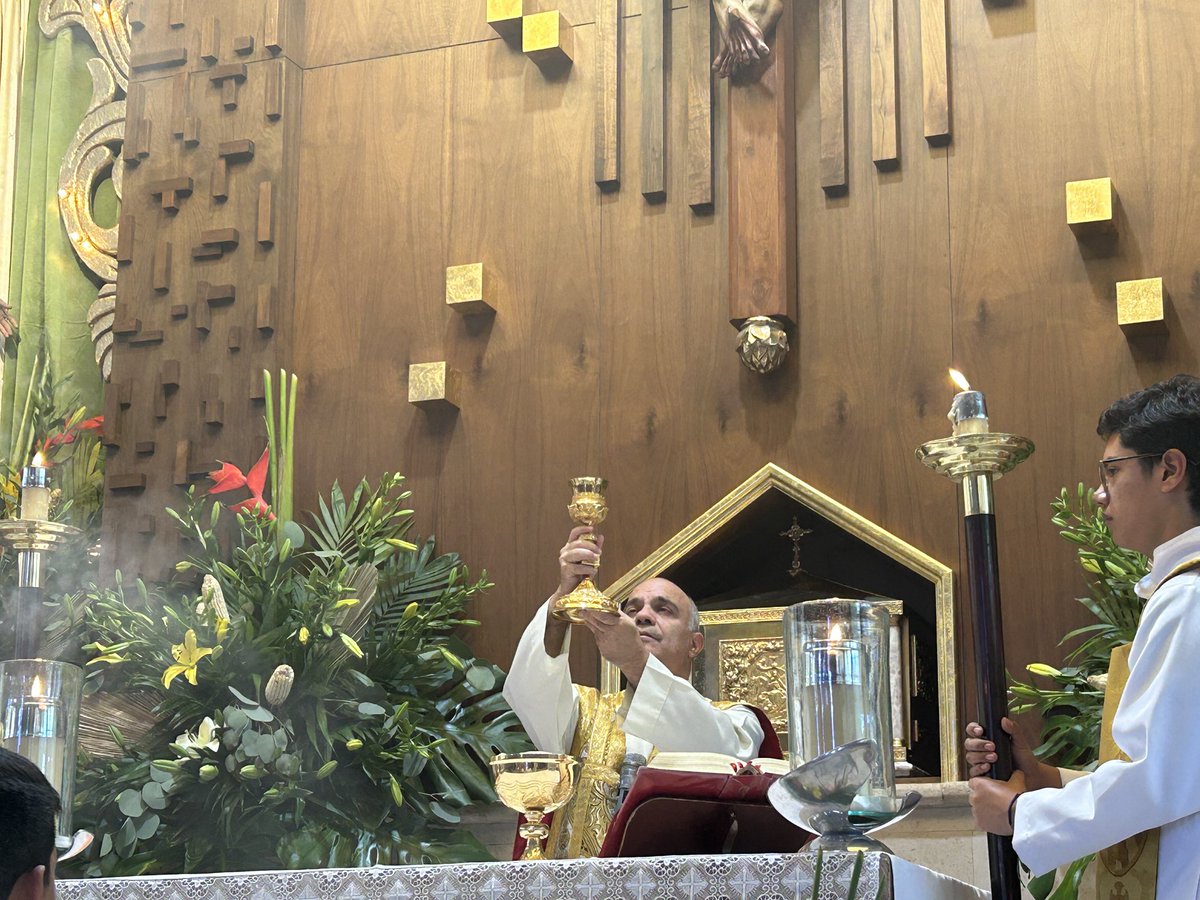 Muchas gracias a Dios por el don del sacerdocio ministerial recibido hace XXVI años, recen por mí y la generación 1999.