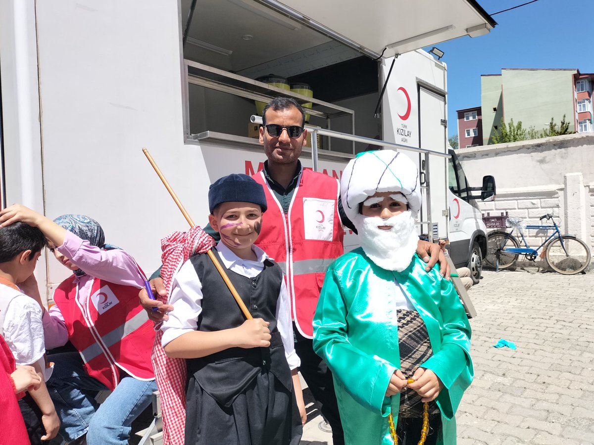 genckizilay04's tweet photo. 📌 Cumhuriyet İlkokulu
Cumhuriyet İlkokulu bahar şenliğine bizde gönüllülerimiz ile birlikte renk katmaya gittik. Çocuklarla oyunlar oynayıp yüz boyama yaptık. Sıcak havadan yorulan öğrencilere daha sonra limonata ikramında bulunduk. 
#DaimaHazır https://t.co/bkTaI0zHuS