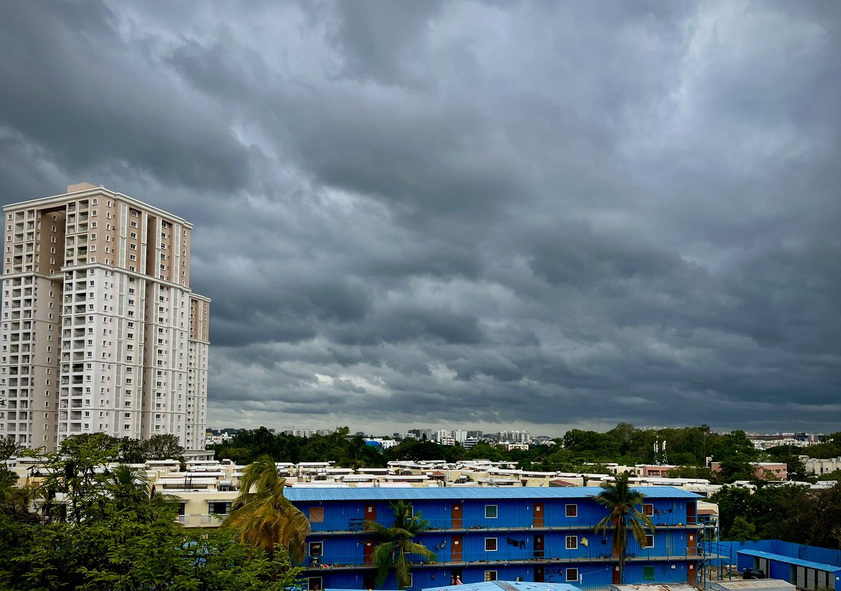 itssutirtha's tweet photo. Under the dark monsoon clouds, Bangalore feels like a city wrapped in a soft, gray blanket.
#BangaloreViews #CloudySkies #MonsoonFeels #BengaluruRains https://t.co/E2MNgTCwPv