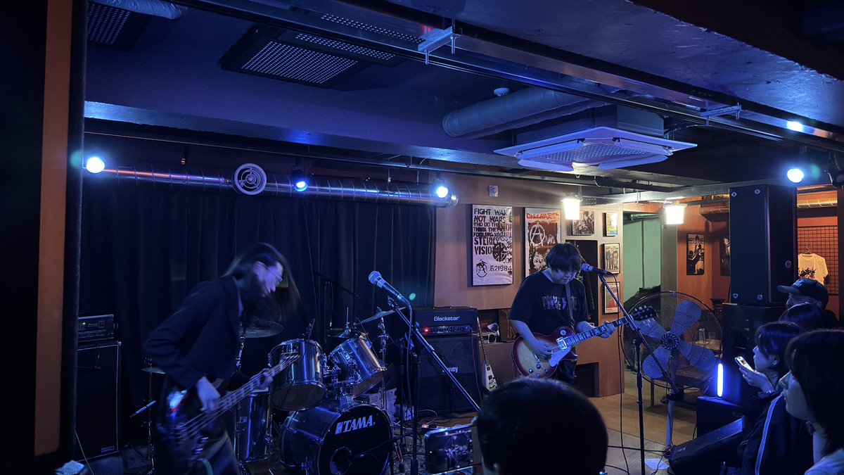 HxC_BlackMurder's tweet photo. SPRX 공연 시작 #SPRX #WAHWAHWAH_joinedby_THEVERTIGOS #BABYDOLL #베이비돌 #신촌 #Sinchon #서울 #Seoul https://t.co/cY81uynrqx
