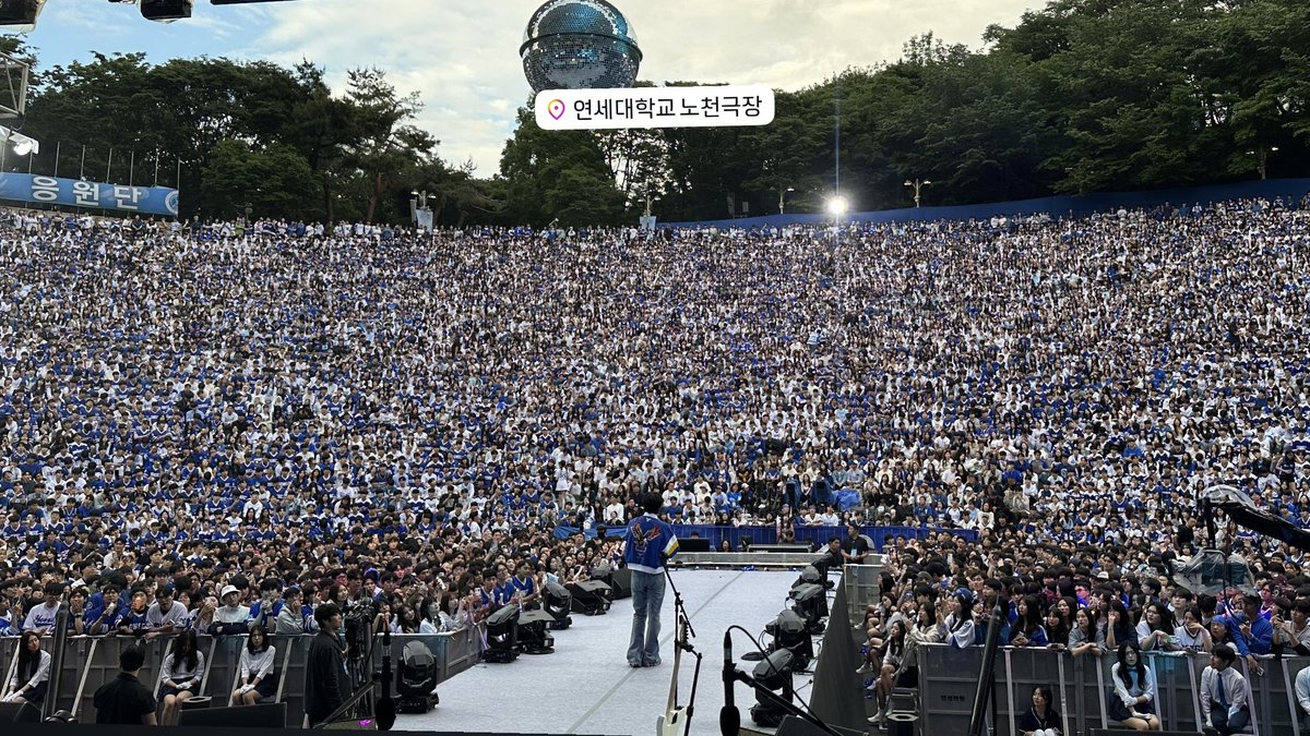 10cm_official_kr ins @연세대학교 노천극장 #10CM #십센치 #권정열