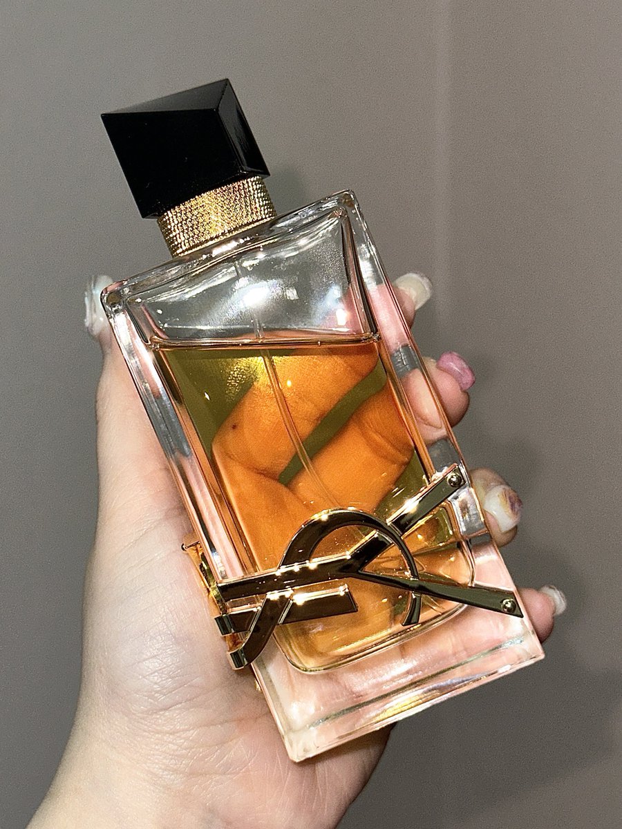 tinyreview2's tweet photo. YSL Libre ติดทนนัมเบอร์วัน ฉีดแล้วคนชมเยอะจริง เดินผ่าน 10 ทักไป 8 กลิ่นฟุ้งดีมากกก หอมนวลๆ อุ่นๆ ฟีลแป้ง แต่ไม่ตึ้บ ขอเรียกว่าเย้ายวนยันเย็น ถ้าไม่อาบน้ำ กลิ่นก็ไม่มีวันจางอ่ะ 555555

ไวรัลตต.คนก็ชอบฉ่ำ เค้าส��มว่าน้ำหอมอะไรที่จึ้งใจเจ้ จับใจจู ถ้าเลือกได้กลิ่นเดียว จะเลือกอะไร ถาม 4 คน ตอบ YSL Libre หมดเลย มีคนพกขวดใหญ่ใส่กระเป๋าด้วย เว่อร์มาก แต่นางพกจริง 555555