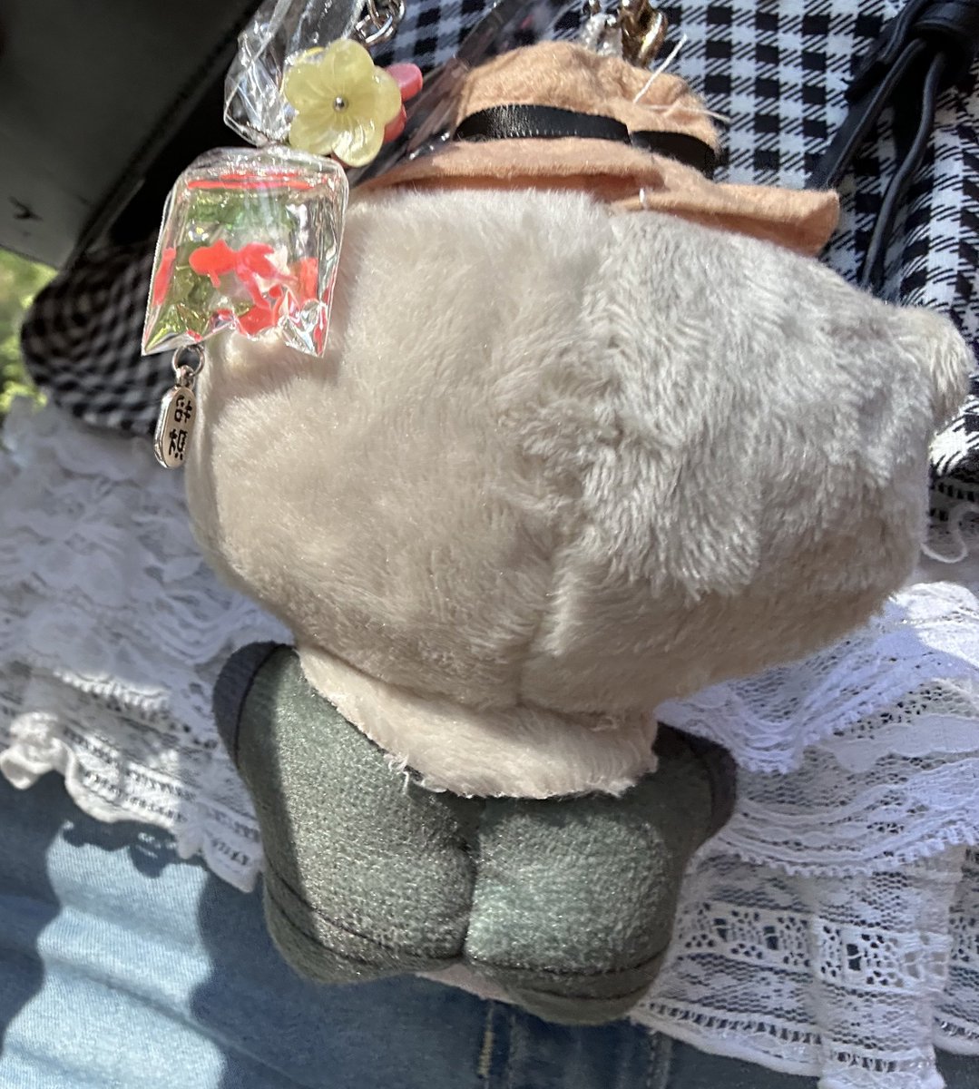 mellymaxxing's tweet photo. i took her to the zoo not knowing she had all that in the back oh my god https://t.co/kVVYDHbxZT
