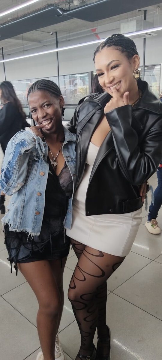 BeyancaL's tweet photo. omfgggg, i just met Ashley &amp; Guluva. 🍒❤️🍅 https://t.co/uCVfziofFp