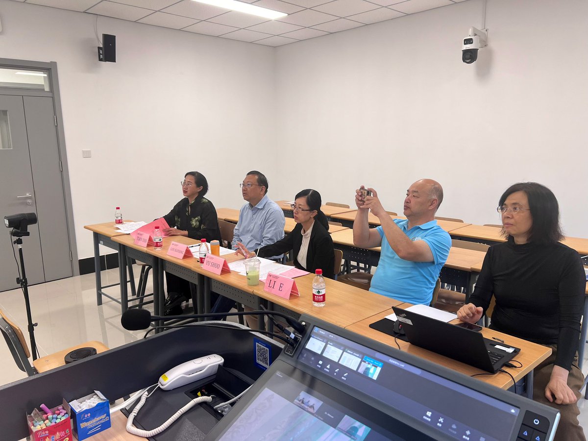 Moathu's tweet photo. سعيد جدا بأن أكون حلقة وصل ببكين بين جامعتي الغالية جامعة الملك عبدالعزيز وبين لجنة تحكيم مسابقة "جسر اللغة الصينية". تم تنظيم المقابلات الشخصية وعرض المواهب للطلاب المتسابقين

واتمنى لجميع المرشحين كل التوفيق في مرحلتهم القادمة❤️
@kauedu_sa 
@KAU_CCSI 
@ChinaEmbKSA 
@CCGJeddah https://t.co/VHjke0pHD1