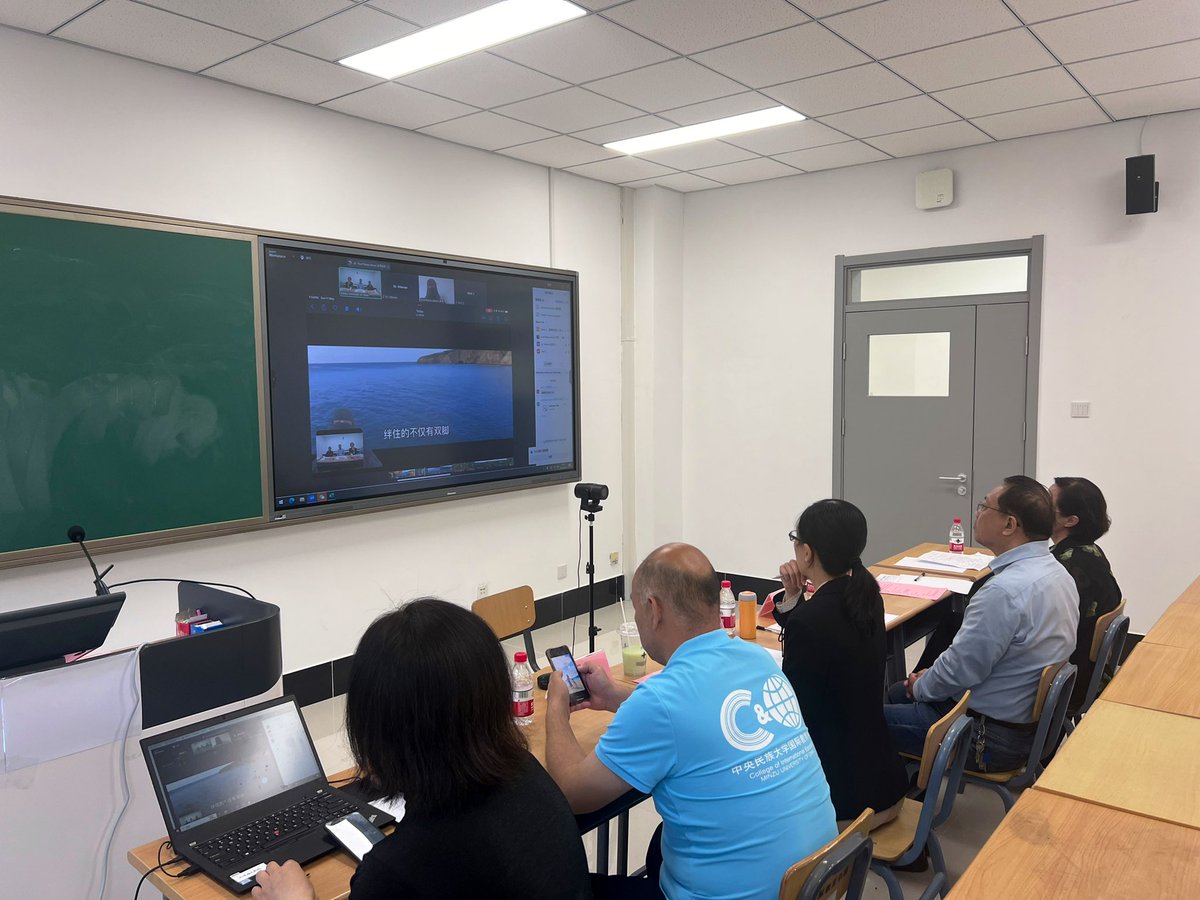 Moathu's tweet photo. سعيد جدا بأن أكون حلقة وصل ببكين بين جامعتي الغالية جامعة الملك عبدالعزيز وبين لجنة تحكيم مسابقة "جسر اللغة الصينية". تم تنظيم المقابلات الشخصية وعرض المواهب للطلاب المتسابقين

واتمنى لجميع المرشحين كل التوفيق في مرحلتهم القادمة❤️
@kauedu_sa 
@KAU_CCSI 
@ChinaEmbKSA 
@CCGJeddah https://t.co/VHjke0pHD1