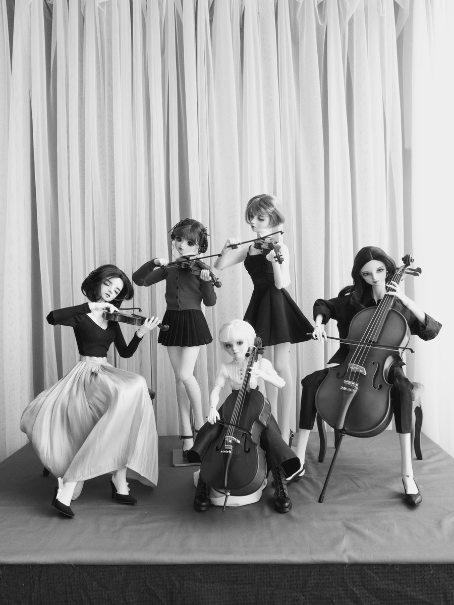 오랜 버킷리스트였던 현악 5중주.

보통은 현악 4중주(바이올린 비올라 첼로)이고, 현악 5중주에는 일반적으로 비올라가 하나 더 추가되는데 첼로가 두 대인 편성은 드물다. 그 중에 슈베르트의 현악 5중주가 첼로가 두 대라 들으면서 준비하고 촬영했는데 2악장 중반부가 참 매력적이어요 u_u)!