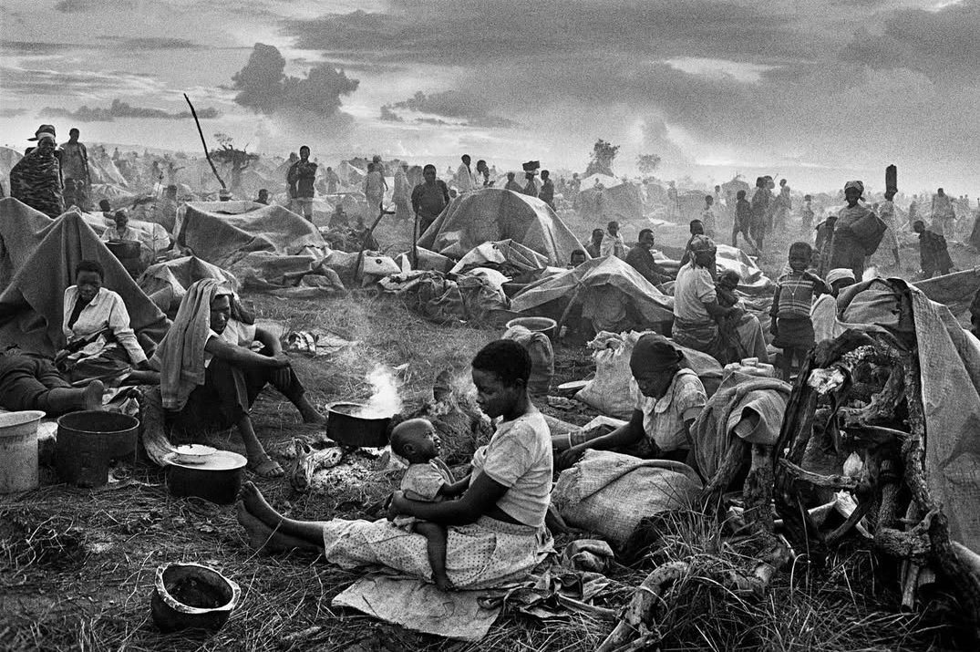 dijnaje's tweet photo. #sebastiaosalgado da gitmiş.Politik görüşleri nedenyle sürgün hayatı yaşayan ve yıllar sonra Brezilya'ya dönüp eşiyle birlikte 17 bin dönümlk bir alanı yeniden ağaçlandırn müthiş bir fotoğrafçı ve çevre aktivistiydi."Toprağın Tuzu" onun hikayesini belgeleyn harika bir belgeseldr. https://t.co/tUxpvaoPJS