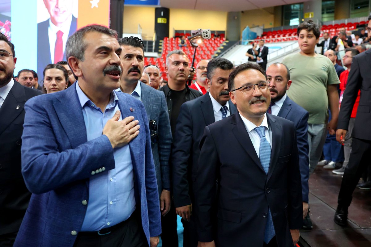 kayserivaliligi's tweet photo. Bir dizi ziyaret için ilimize gelen Milli Eğitim Bakanı Sayın Prof. Dr. Yusuf Tekin, Valimiz Sayın Gökmen Çiçek, Kayseri Milletvekilleri Sayın Bayar Özsoy, Murat Cahit Cıngı, Dursun Ataş, Şaban Çopuroğlu ve protokol üyeleriyle birlikte, 17'inci Uluslararası MEB Robot Yarışması Kapanış Programı ve Ödül Törenine katıldı.