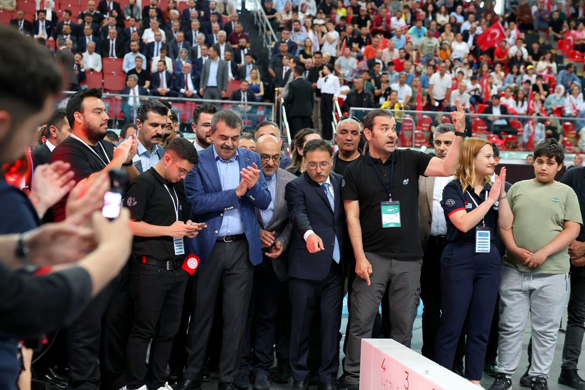 kayserivaliligi's tweet photo. Bir dizi ziyaret için ilimize gelen Milli Eğitim Bakanı Sayın Prof. Dr. Yusuf Tekin, Valimiz Sayın Gökmen Çiçek, Kayseri Milletvekilleri Sayın Bayar Özsoy, Murat Cahit Cıngı, Dursun Ataş, Şaban Çopuroğlu ve protokol üyeleriyle birlikte, 17'inci Uluslararası MEB Robot Yarışması Kapanış Programı ve Ödül Törenine katıldı.