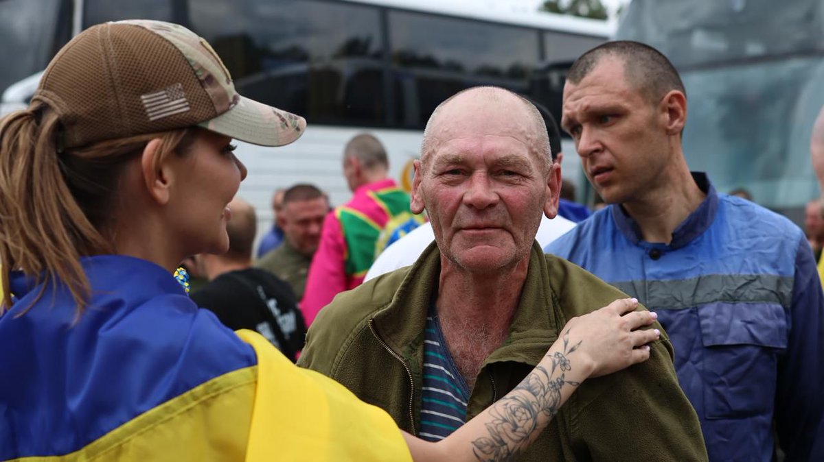 United24media's tweet photo. 🔴 BREAKING: Ukraine brings home 307 more Ukrainians from Russian captivity. This is the second part of the planned 1,000 for 1,000 swap.

💬 "Our goal is to bring every single person back from Russian captivity," President Zelesnkyy wrote. https://t.co/AfTDUskhDq