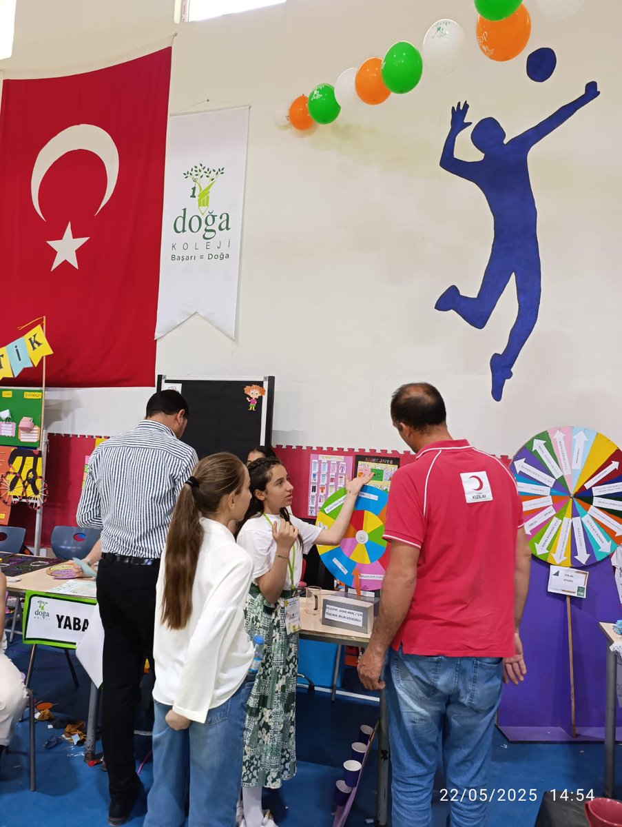 genckizilay04's tweet photo. 📌 Doğa Koleji

Doğa Koleji'nin öğrenci ve öğretmenlerinin hazırlamış olduğu bilim şenliğine bizler de katılım sağladık. Öğrencilerin standlarını gezerek yaptıkları etkinlikler hakkında bilgi aldık. Ve onlarla beraber voleybol futbol gibi oyunlar oynadık. #DaimaHazır https://t.co/WYYQWgp9e9