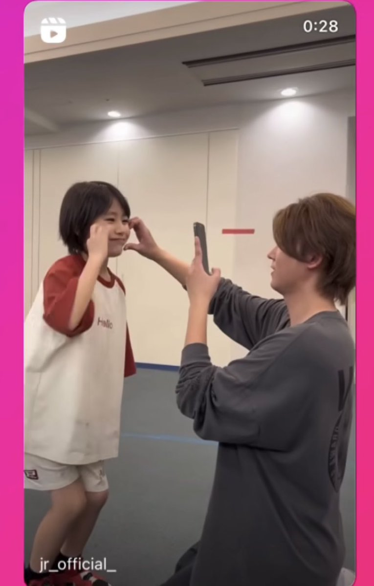Bshonen31's tweet photo. のんちゃんとすこちゃん。
略してのんすこ(私が名付けた)。
共通点は、大阪出身、英語力、長いまつ毛だけど大きさは、正反対。
#小瀧望　#岡野すこやか https://t.co/PA9Z2Yazq2