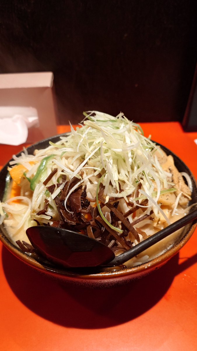 夜中に腹が痒くて見てみたら..
多数の発疹が💦💦
やばっ💦これが噂に聞く帯状疱疹か？？

って思っていたらただ痒いだけ..？？
昼休み中に車の窓とドア全開で昼寝していたからなのかもしれない..😅