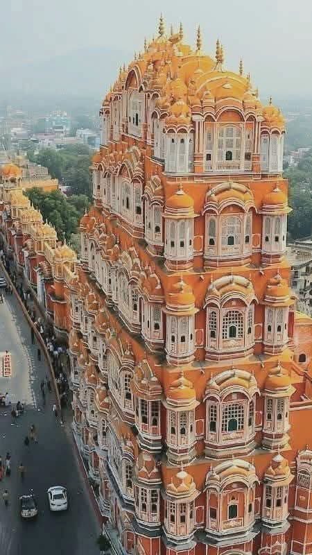 दुनिया के सबसे खूबसूरत महल..इसे सेव कर सुरक्षित कर लें, ऐसी पोस्ट कम ही आती है..अंत तक जरुर पढ़े🧵

1. जयपुर, भारत में हवा महल 🇮🇳