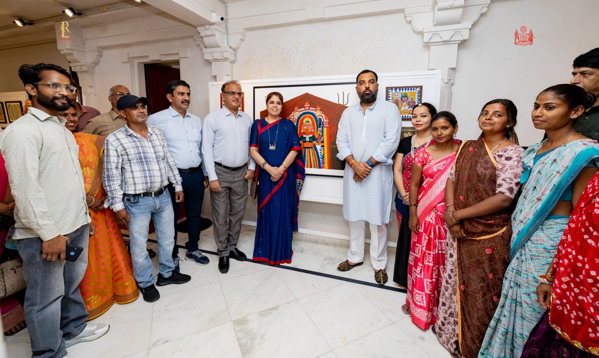 सिटी पैलेस में "जनजातीय जीवन को समर्पित प्रदर्शनी - राजस्थानी जनजातीय जड़ों की झलक" का उद्घाटन सुश्री प्रज्ञा केवलरमानी, श्री शक्ति सिंह राठौड़, एवं श्रीजी हुजूर <a href="/lakshyarajmewar/">LakshyarajSinghMewar</a> , अध्यक्ष एवं प्रबंध न्यासी – महाराणा मेवाड़ चैरिटेबल फ़ाउंडेशन (MMCF) द्वारा किया गया।