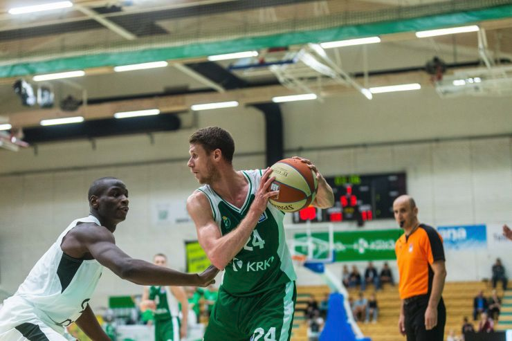 Luka Lapornik končuje igralsko kariero. 7 sezon v našem dresu, 7 lovorik. 1 x državno prvenstvo, 4 pokale, 2 superpokala. Kapetan. Hvala za vse, srečno v novi karieri in vedno dobrodošel v Novem mestu.