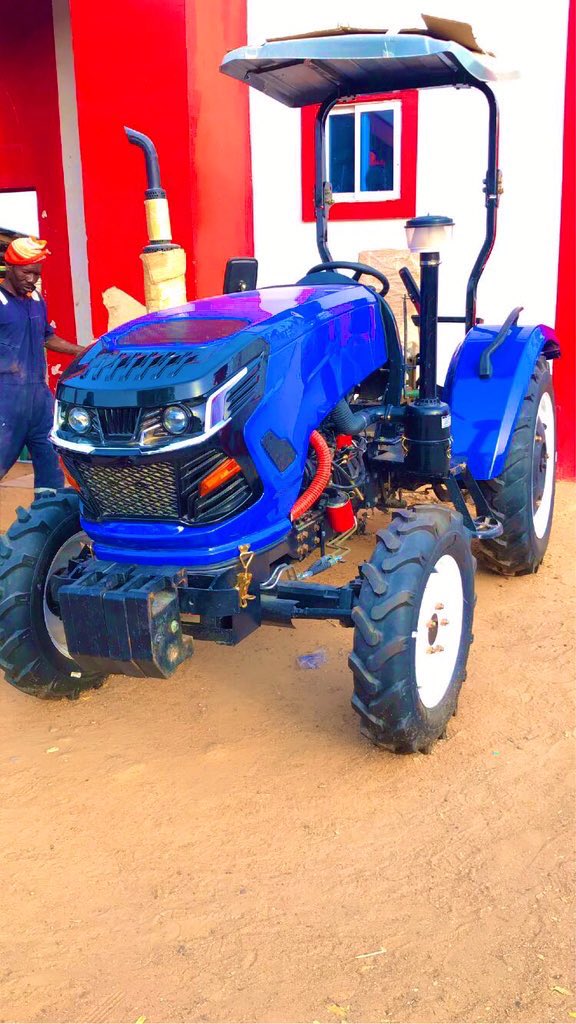 speaker_001's tweet photo. Howo 604 tractor:

•Key features &amp; Specs:
- Engine: 4-cylinder, 3.9L turbocharged diesel, 60 HP
- Transmission: 8F x 8R mechanical
- Drive: 4WD
- Lift Capacity: 3,086 lbs
- PTO: 540/1000 rpm
- Weight: 7,716 lbs
- Fuel Capacity: 26.4 gal

Last Last 
Fubara 
Cubana chief Priest https://t.co/v08YDjnY4I